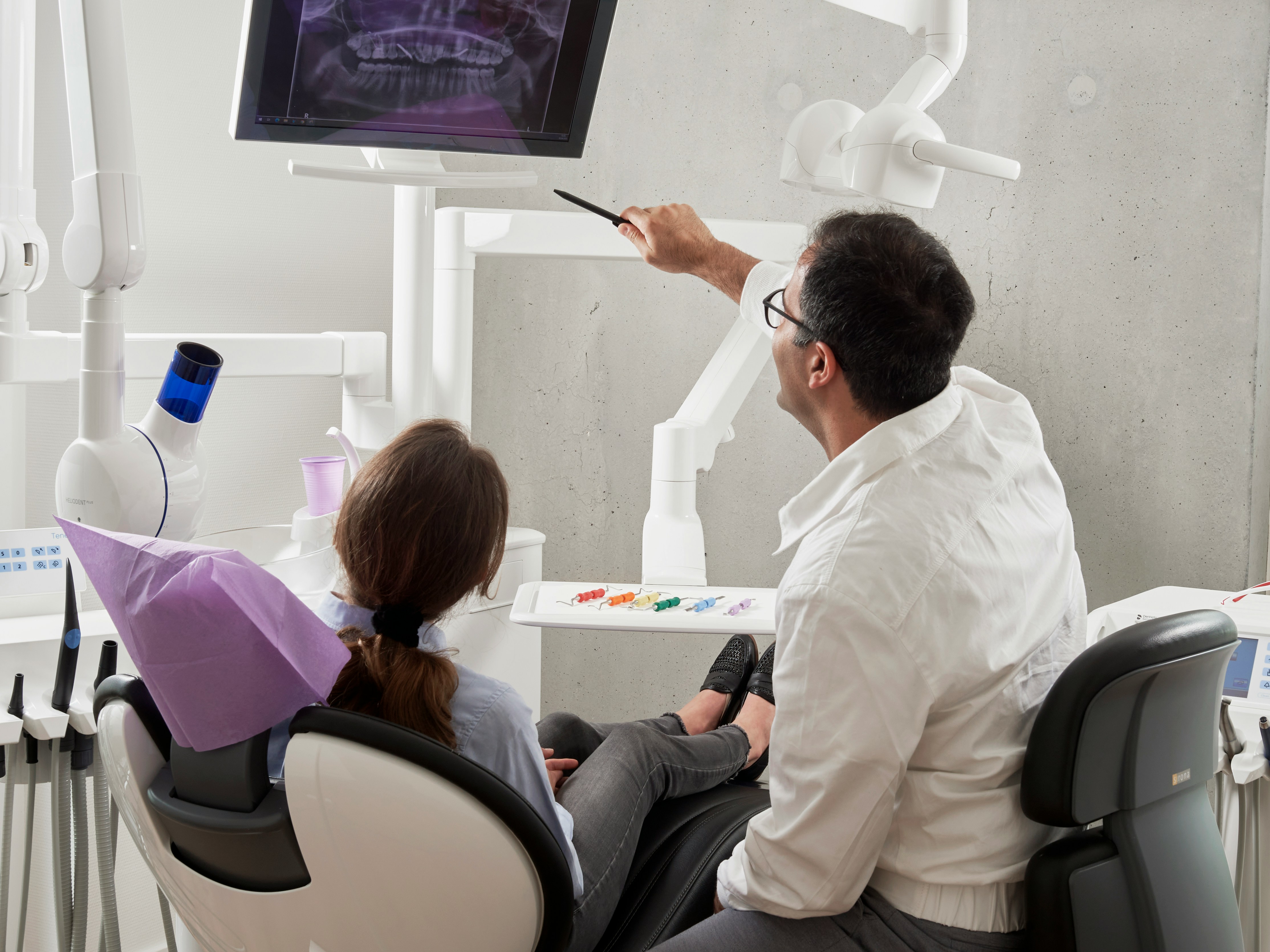 Clinician reviewing a scan with a patient
